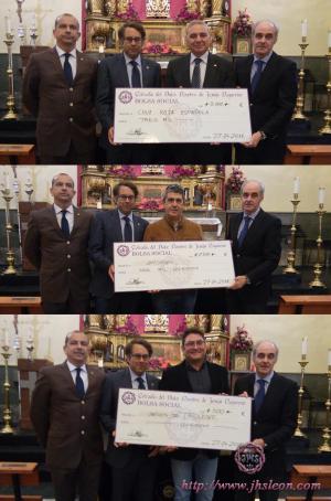 Entrega de los donativos recogidos con las gradas del Encuentro